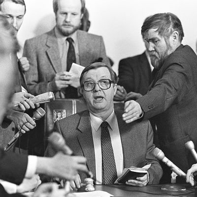 Statsminister Kalevi Sorsa informerar journalister år 1982 då det kommunistiska partiet Demokratiska Förbundet för Finlands Folk röstade emot försvarsbudgeten, vilket skapade en regeringskris som har liknande drag som den pågående regeringskrisen.