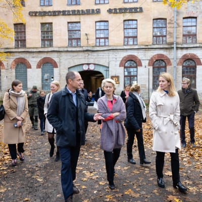 Ursula von der Leyen och Kaja Kallas besöker den stängda fabriken Kreenholm i Narva.