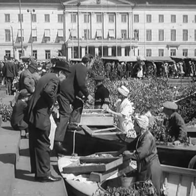 Ihmisiä Helsingin Kauppatorilla kesällä 1964