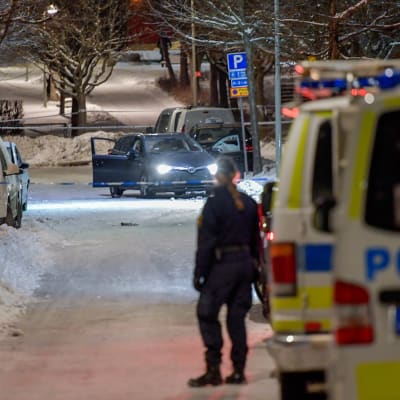 Poliisiautoja rikospaikalla keskiviikkona sen jälkeen, kun Tukholman Kistan kaupunginosassa oli ammuttu kaksi miestä.