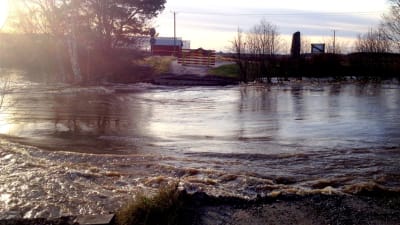 Gammelbron i Finby har dragits med i det ovanligt höga flödet i Närpes å.