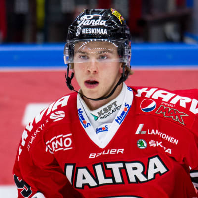 Brad Lambert spelar ishockey.