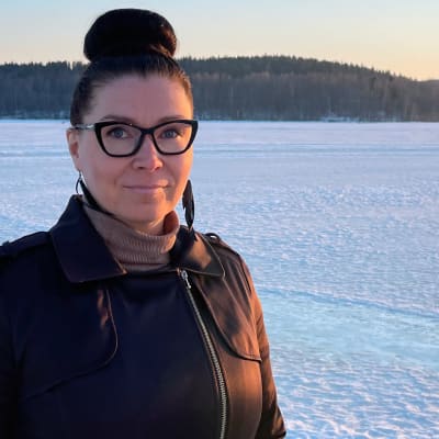 Kirsi Kellokangas järven jäällä.