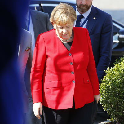 Angela Merkel saapumassa kokouspaikalle Brysselissä.