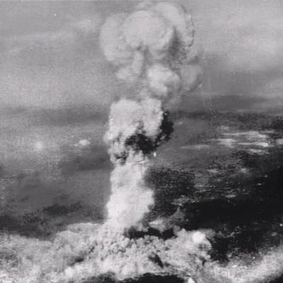 Ydinräjähdyksen aiheuttama savupatsas Hiroshiman yllä 1945