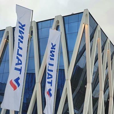Tallinns huvudkontor med byggställningar i bakgrunden