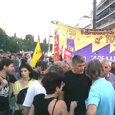 Demonstranter i centrala Aten, Grekland.