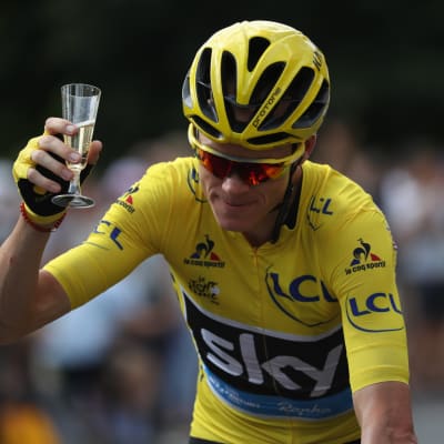 Chris Froome juhli voittoaan samppanjalla 2016.