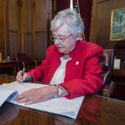 Alabaman kuvernööri Kay Ivey allekirjoitti keskiviikkona Yhdysvaltain tiukimman aborttilain.