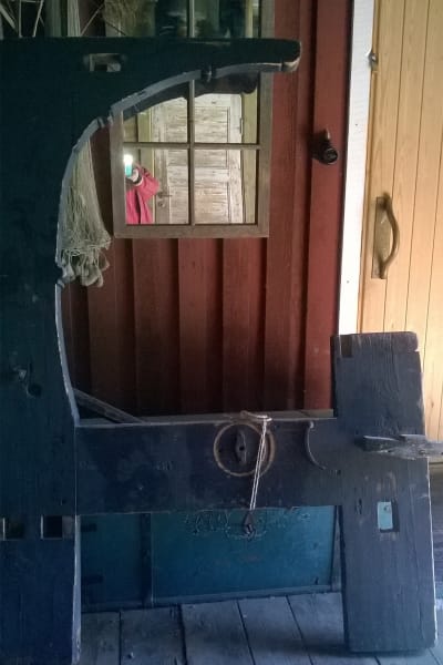Helena skänker en gammal vävstol i Bytesbörsen.