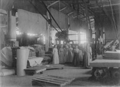 Kvinnliga arbetare i ljus klänningar i Valkeakoski pappersfabrik i början av 1900-talet.