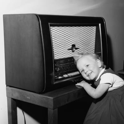 Treåriga Liisa Jussila har örat fast i radioapparaten 1957.