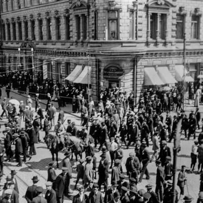 Turku, ihmisiä kadulla 30.05.1917