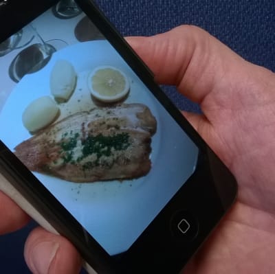 Kännykkä applikaatio muistuttaa ruoka-ajasta