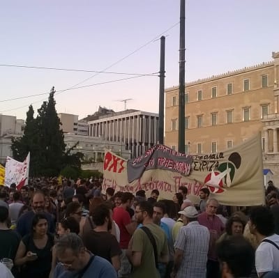 Demonstranter utanför parlamentet i Aten.