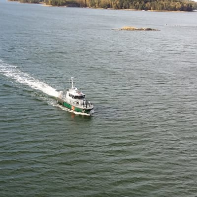 Sjöbevakningen patrullerar vid Norrströmmen i Nagu.