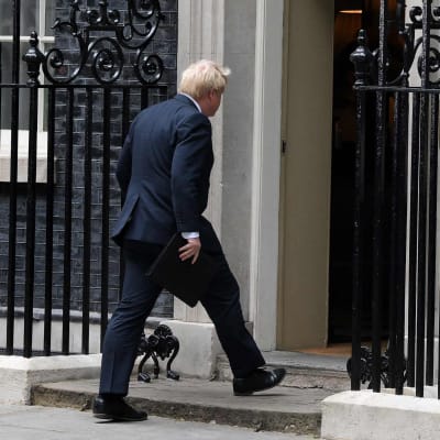 Boris Johnson går in i 10 Downing Street.