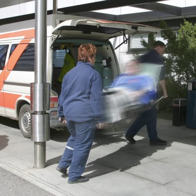 Ambulanspersonal vid ett sjukhus
