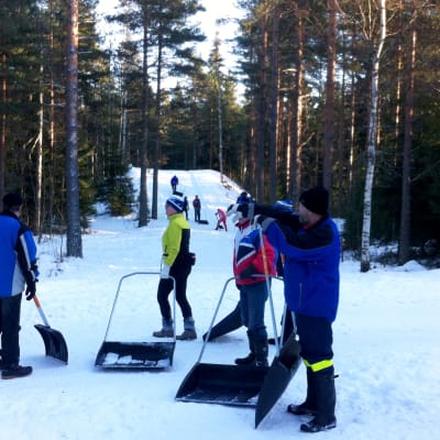 Finlandia-hiihdon latutalkoot Tapanilassa tammikuussa 2017.
