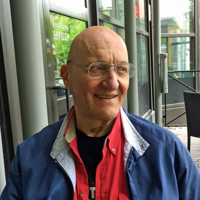Klaus Bremer sitter på en uteservering.