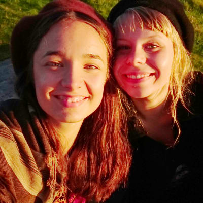 Olivia (Elli Melasniemi) ja Iita (Milla-Mari Pylkkänen), Olivia 17 -peli