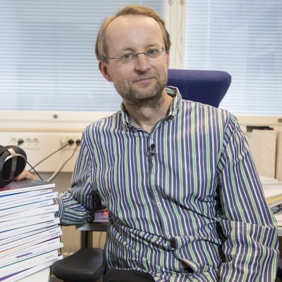 Professori Antti Kurimo Aalto-yliopistosta on ohjannut ison pinon puheentunnistukseen liittyviä väitöskirjoja. Alan tutkijoita on palkattu tekoälyä ja puheentunnistusta kehittävien Googlen ja Amazonin palvelukseen. - Myös julkaisumme luetaan tarkkaan, ja niitä hyödynnetään tuotekehityksessä, hän sanoo.