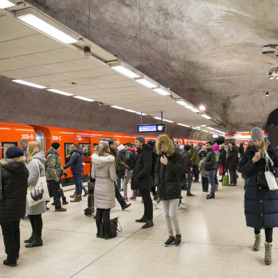 Metrojuna seisoo Kampin metroasemalla.