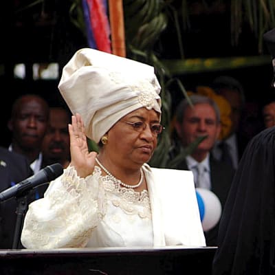 Ellen Johnson Sirleaf svärs in som president för Liberia år 2006.