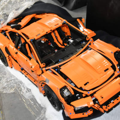 Poliisi epäilee, että tämä oranssi Lego-Porsche on varastettu suomalaislapselta.