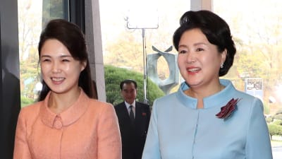 Nordkoreas första dam Ri Sol-Ju tillsammans med sin sydkoreanska kollega Kim Jung-Sook i samband med toppmötet i Panmunjom.