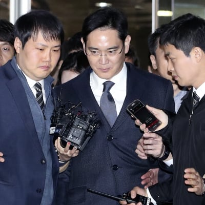 Samsungchefen Lee Jae-Yong misstänks ha gett presidenten och hennes närmaste medarbetare över 30 miljoner euro i mutor