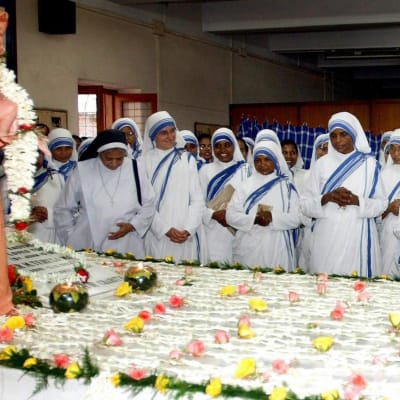 Nunnor ber vid Moder Teresas grav i Calcutta den 5 september 2003.