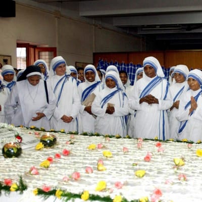 Nunnor ber vid Moder Teresas grav i Calcutta den 5 september 2003.