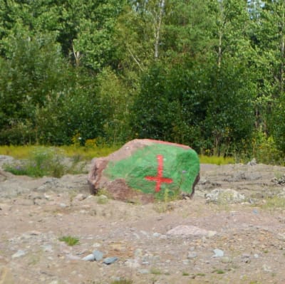 En grön och två röda stenar i Pyttis.
