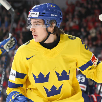 Leo Carlsson firar ett mål.