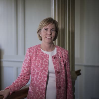 RKP:n puheenjohtaja Anna-Maja Henriksson Pietarsaaren Raatihuoneella. 