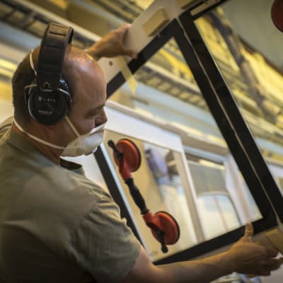 Ikkunan asentamista veneeseen Sarins båtarin Kokkolan tehtaalla.
