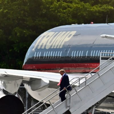 Donald Trump på väg ner för trappan från sitt flygplan på flygplatsen i Miami.