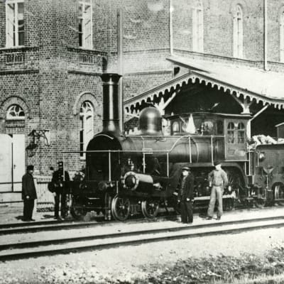 Höyryveturi Hämeenlinnan juna-asemalla noin vuonna 1865.