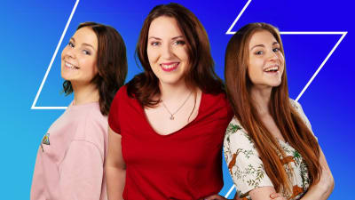 Tre tjejer står och ler framför en blå bakgrund