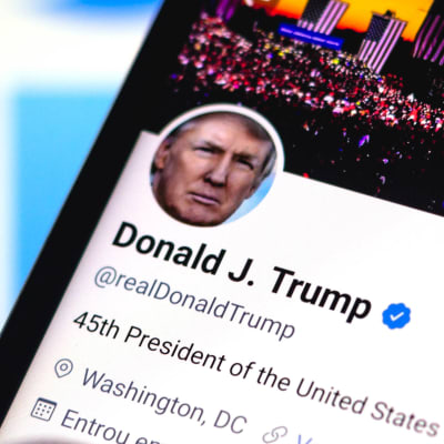 Donald Trumps Twitterkonto i förgrunden, flera varianter av Twitters logga i bakgrunden.