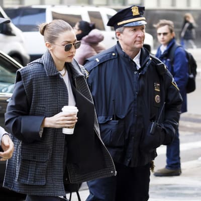 Supermalli Gigi Hadid saapuu saattajien kanssa newyorkilaiseen tuomioistuimeen.