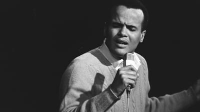 Harry Belafonte laulaa seisten silmät kiinni. Kuvattu Tukholmassa 1960-luvulla.