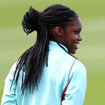 Linda Caicedo hymyilee harjoitukssisa. 