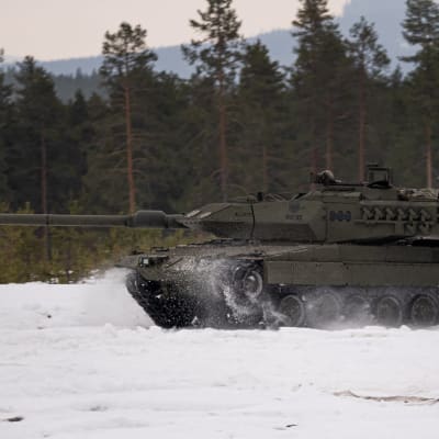 Leopard-panssarivaunu liikkuu lumisessa maastossa.