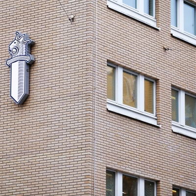 Poliisin logon Turun pääpoliisiaseman seinässä.