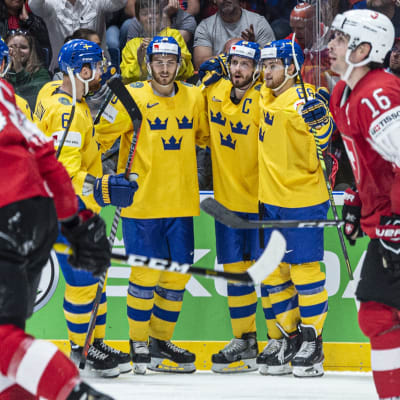 Sverige firar mål mot Schweiz.