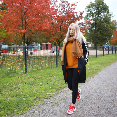 Salla-Maarit Karpio kävelee puistossa.