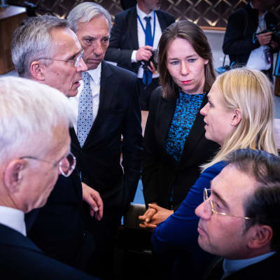 Finlands utrikesminister Elina Valtonen diskuterar med Natochefen Stoltenberg och andra utrikesministrar 