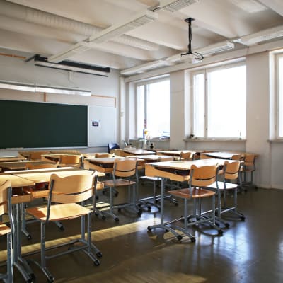 Tyhjä luokkahuone Ilmaristen yhtenäiskoulussa Liedossa.